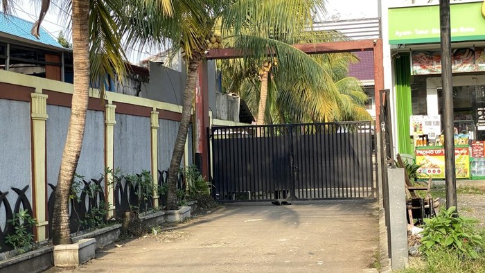 Suasana depan kompleks rumah tersangka KPK, Yaqut Cholil Qoumas, di Perumahan Mahkota Residence Condet, Jalan Raya Condet, Batu Ampar, Jakarta Timur, Senin (23/3/2026) pukul 17.00 WIB.
