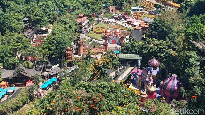Suasana libur idulfitri di objek wisata The Great Asia Africa Lembang