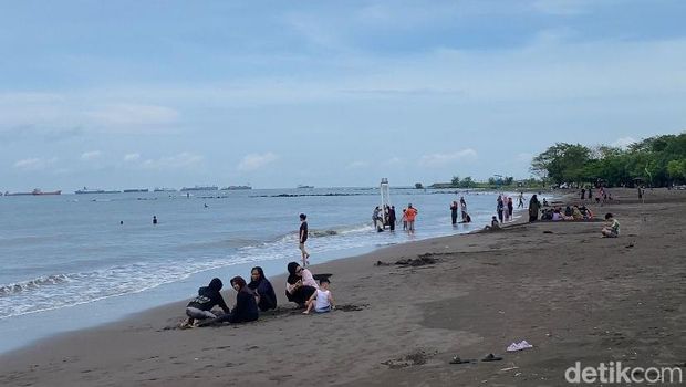 Suasana Pantai Indah Bosowa Makassar saat momen libur lebaran. Suasana Pantai Indah Bosowa Makassar saat momen libur lebaran.