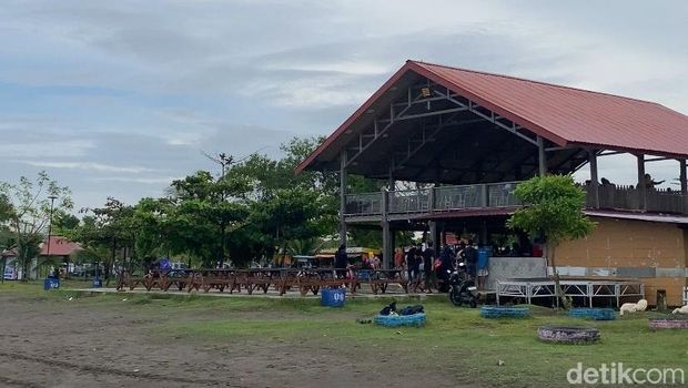 Suasana Pantai Indah Bosowa Makassar saat momen libur lebaran. Suasana Pantai Indah Bosowa Makassar saat momen libur lebaran.