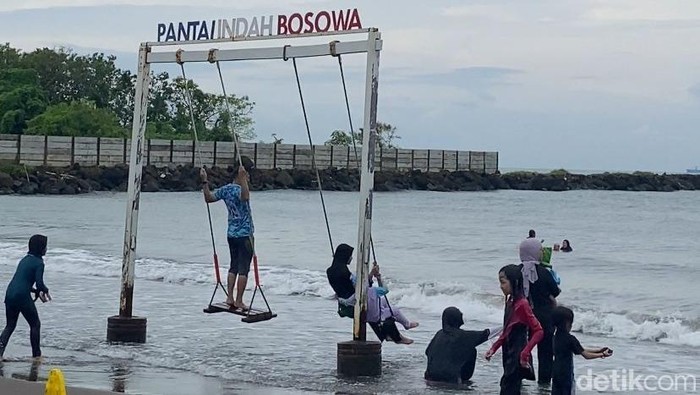 Suasana Pantai Indah Bosowa Makassar saat momen libur lebaran.