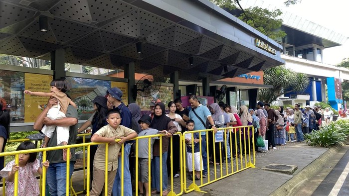Suasana pengunjung TMII di pagi hari saat H+2 Lebaran, Senin (23/3/2026).