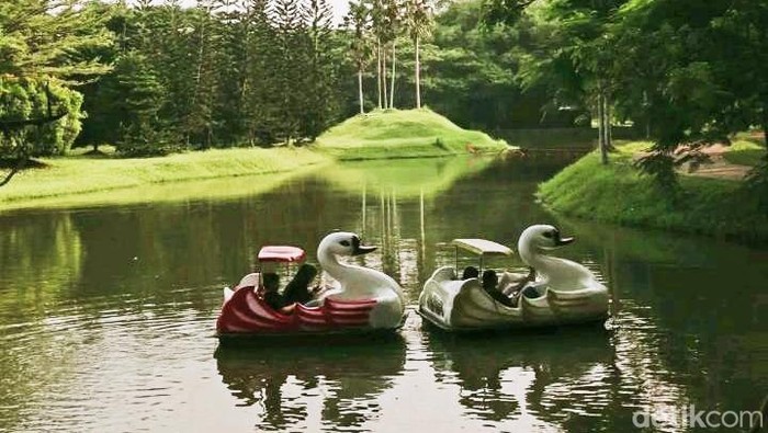 Suasana pengunjung yang sedang bermain bebek air di danau buatan Budaya Land.