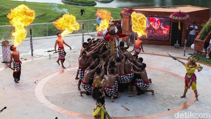 Penari menampilkan Tari Kecak di TMII, Jakarta, Senin (23/3/2026).