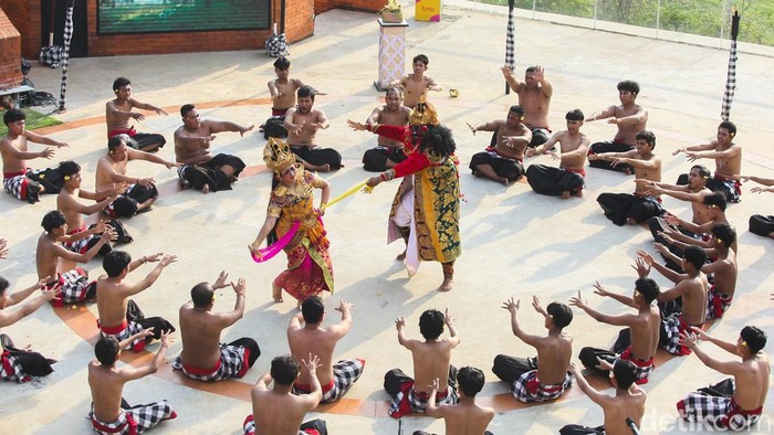 Penari menampilkan Tari Kecak di TMII, Jakarta, Senin (23/3/2026).