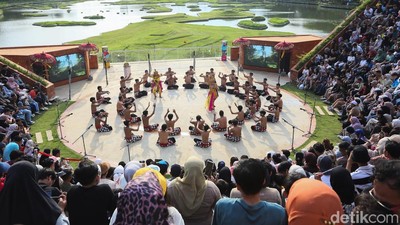 Tari Kecak TMII Pukau Wisatawan di Libur Lebaran