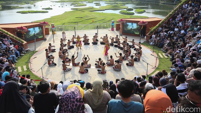 Penari menampilkan Tari Kecak di TMII, Jakarta, Senin (23/3/2026).