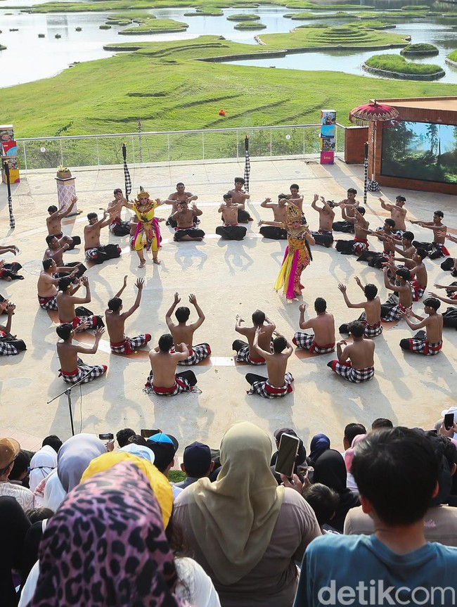 Tari Kecak TMII Pukau Wisatawan di Libur Lebaran