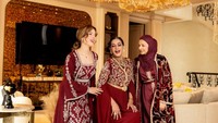 Momen Lebaran kali ini, keluarga juga berkumpul di rumah baru sang beauty vlogger. Tasya bersama saudari dan ibunda, Alawiyah Alatas, foto di ruang keluarga yang sangat elegan. Lampu gantung kristal berwarna emas menghias plafon dengan indah. Foto: Instagram @tasyafarasya