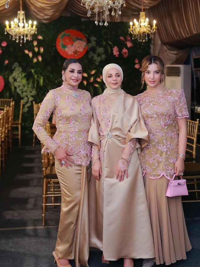Konflik antara Tasya Farasya dan Tasyi Athasyia terkuak ke publik pada 2022. Melalui video di akun YouTubenya, Tasyi bersama suaminya, Syech Zaki menyebut jika Tasya Farasya menjadi dalang dibalik salah satu akun haters yang ditujukan untuknya. Tak hanya itu saja, Tasya juga dituding menyebarkan rumor tak sedap mengenai Tasyi kepada para influencer dan brand. Foto: Dok. Instagram Tasya Farasya, Tasyi Athasyia, Umar Syarief