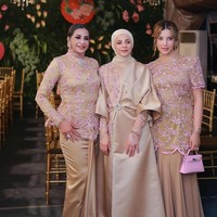 Konflik antara Tasya Farasya dan Tasyi Athasyia terkuak ke publik pada 2022. Melalui video di akun YouTubenya, Tasyi bersama suaminya, Syech Zaki menyebut jika Tasya Farasya menjadi dalang dibalik salah satu akun haters yang ditujukan untuknya. Tak hanya itu saja, Tasya juga dituding menyebarkan rumor tak sedap mengenai Tasyi kepada para influencer dan brand. Foto: Dok. Instagram Tasya Farasya, Tasyi Athasyia, Umar Syarief