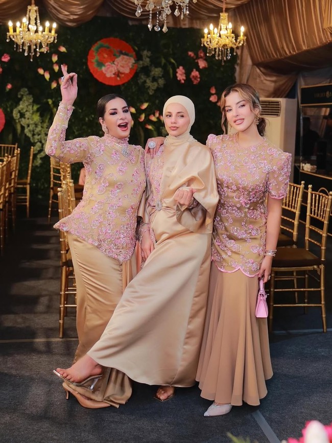 Meski sempat berada dalam satu frame yang sama, Tasya Farasya dan Tasyi Athasyia belum mengunggah foto kebersamaan mereka di media sosial. Tasya sendiri hanya memamerkan foto kebersamaannya dengan ibunya, Ala dan kakaknya Selvi.  Foto: Dok. Instagram Tasya Farasya, Tasyi Athasyia, Umar Syarief