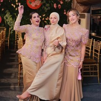 Meski sempat berada dalam satu frame yang sama, Tasya Farasya dan Tasyi Athasyia belum mengunggah foto kebersamaan mereka di media sosial. Tasya sendiri hanya memamerkan foto kebersamaannya dengan ibunya, Ala dan kakaknya Selvi.  Foto: Dok. Instagram Tasya Farasya, Tasyi Athasyia, Umar Syarief