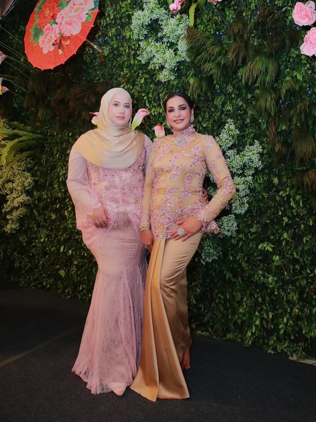 Tasyi Athasyia pun memilih mengunggah fotonya berpose bersama ibunya, tanpa ada Tasya Farasya. Foto: Dok. Instagram Tasya Farasya, Tasyi Athasyia, Umar Syarief