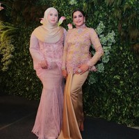Tasyi Athasyia pun memilih mengunggah fotonya berpose bersama ibunya, tanpa ada Tasya Farasya. Foto: Dok. Instagram Tasya Farasya, Tasyi Athasyia, Umar Syarief