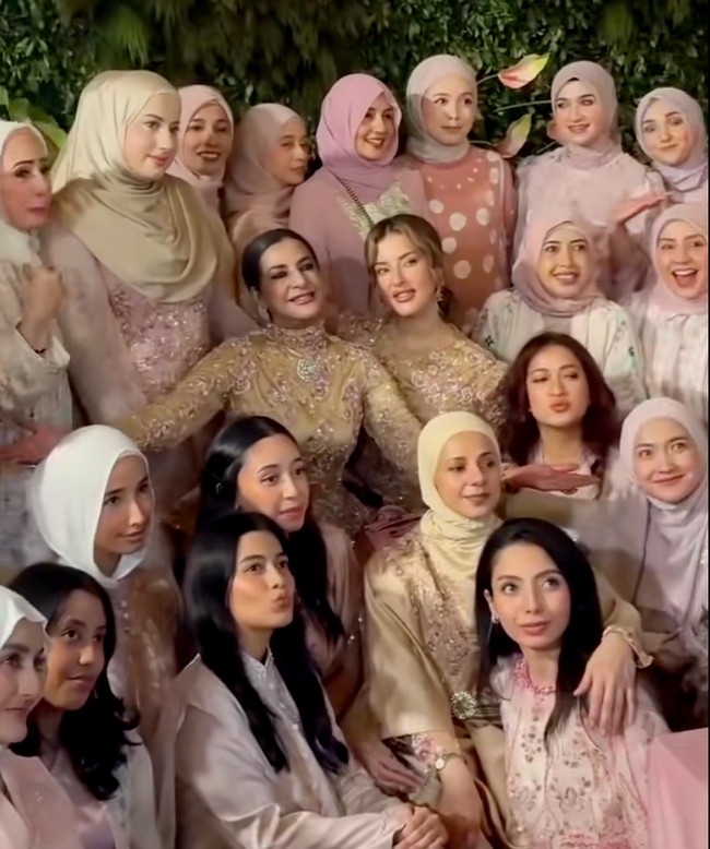 Dalam video yang diunggah itu terlihat Tasya Farasya dan Tasyi Athasyia berfoto bersama ibunda mereka, Ala, dan beberapa saudara perempuan saat momen silaturahmi Lebaran hari pertama, Sabtu (21/3/2026). Foto: Dok. Instagram Tasya Farasya, Tasyi Athasyia, Umar Syarief