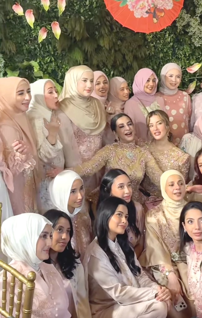 Meski belum mengunggah foto bersama di Instagram, tak sedikit netizen yang senang melihat momen Tasyi Athasyia dan Tasya Farasya sudah merayakan Lebaran bersama dan tampak mengobrol. “Nangis bgt mereka beneran udah saling ngobrol,” tulis netizen. “Alhamdulillah udah berapa x lebaran mereka ga bareng,” tulis netizen lainnya. Foto: Dok. Instagram Tasya Farasya, Tasyi Athasyia, Umar Syarief