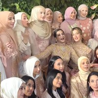 Meski belum mengunggah foto bersama di Instagram, tak sedikit netizen yang senang melihat momen Tasyi Athasyia dan Tasya Farasya sudah merayakan Lebaran bersama dan tampak mengobrol. “Nangis bgt mereka beneran udah saling ngobrol,” tulis netizen. “Alhamdulillah udah berapa x lebaran mereka ga bareng,” tulis netizen lainnya. Foto: Dok. Instagram Tasya Farasya, Tasyi Athasyia, Umar Syarief