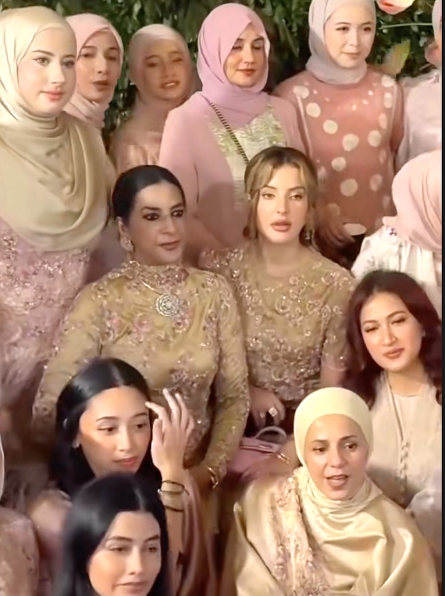 Tasya Farasya dan Tasyi Athasyia terlihat menghabiskan Lebaran bersama di rumah ibunda mereka, Ala Alatas. Momen keduanya berada dalam satu frame viral usai aktor Umar Syarief dan istrinya Corry Pamela mengunggah video ke Instagram. Foto: Dok. Instagram Tasya Farasya, Tasyi Athasyia, Umar Syarief