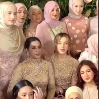 Tasya Farasya dan Tasyi Athasyia terlihat menghabiskan Lebaran bersama di rumah ibunda mereka, Ala Alatas. Momen keduanya berada dalam satu frame viral usai aktor Umar Syarief dan istrinya Corry Pamela mengunggah video ke Instagram. Foto: Dok. Instagram Tasya Farasya, Tasyi Athasyia, Umar Syarief