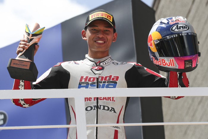 GOIANIA, BRAZIL - MARCH 22: Veda Pratama of Indonesia riding the Honda Team Asia Moto3 bike (09) finishes third during the MotoGP of Brazil Moto3 race at Autodromo Internacional de Goiania - Ayrton Senna on March 22, 2026 in Goiania, Brazil. (Photo by Gold & Goose Photography/Getty Images)