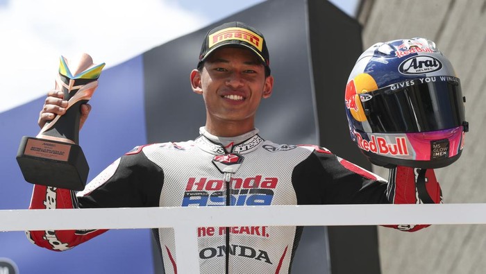 GOIANIA, BRAZIL - MARCH 22: Veda Pratama of Indonesia riding the Honda Team Asia Moto3 bike (09) finishes third during the MotoGP of Brazil Moto3 race at Autodromo Internacional de Goiania - Ayrton Senna on March 22, 2026 in Goiania, Brazil. (Photo b