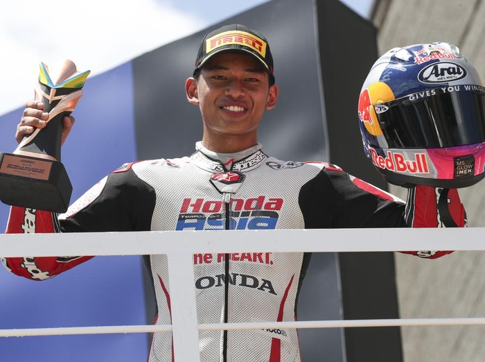 GOIANIA, BRAZIL - MARCH 22: Veda Pratama of Indonesia riding the Honda Team Asia Moto3 bike (09) finishes third during the MotoGP of Brazil Moto3 race at Autodromo Internacional de Goiania - Ayrton Senna on March 22, 2026 in Goiania, Brazil. (Photo b