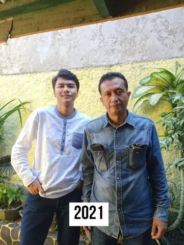 Viral! Pria ini pakai baju Lebaran yang sama selama 10 tahun. Bukan soal gaya, tapi prinsip, konsistensi, dan nilai estetika yang tetap terjaga tanpa rasa fomo.