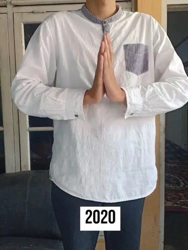 Viral! Pria ini pakai baju Lebaran yang sama selama 10 tahun. Bukan soal gaya, tapi prinsip, konsistensi, dan nilai estetika yang tetap terjaga tanpa rasa fomo.