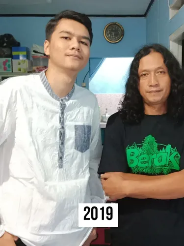 Viral! Pria ini pakai baju Lebaran yang sama selama 10 tahun. Bukan soal gaya, tapi prinsip, konsistensi, dan nilai estetika yang tetap terjaga tanpa rasa fomo.