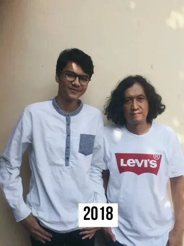 Viral! Pria ini pakai baju Lebaran yang sama selama 10 tahun. Bukan soal gaya, tapi prinsip, konsistensi, dan nilai estetika yang tetap terjaga tanpa rasa fomo.