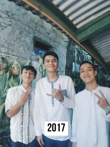 Viral! Pria ini pakai baju Lebaran yang sama selama 10 tahun. Bukan soal gaya, tapi prinsip, konsistensi, dan nilai estetika yang tetap terjaga tanpa rasa fomo.