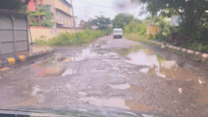Warga Jeneponto mengeluhkan jalanan samping RSUD Lanto Dg Pasewang rusak parah. Dokumen Istimewa