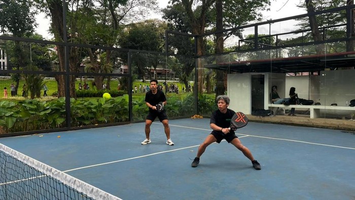 Warga memanfaatkan beragam fasilitas Taman Bendera Pusaka, seperti lapangan padel hingga area playground.