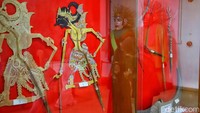 Beragam koleksi wayang dari berbagai daerah dipamerkan di dalam museum.