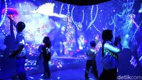 Sebagian pengunjung menyaksikan pertunjukan wayang yang digelar di area museum.