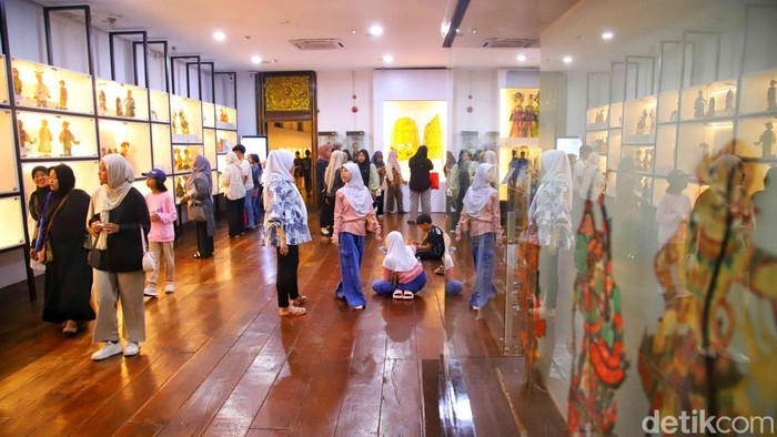 Wisatawan mengunjungi Museum Wayang, Jakarta, Senin (23/3/2026).