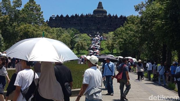 Wisatawan memadati Candi Borobudur, Magelang, Senin (23/3/2026). Wisatawan memadati Candi Borobudur, Magelang, Senin (23/3/2026).