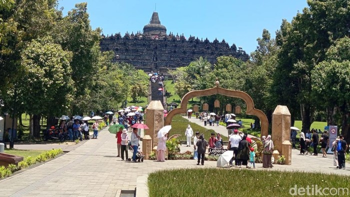 Wisatawan memadati Candi Borobudur, Magelang, Senin (23/3/2026).