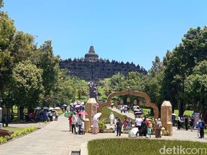 Video: Penampakan Ribuan Wisatawan Padati Borobudur Saat Libur Lebaran