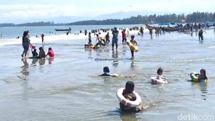 Wisatawan saat asyik main di Pantai Tapak Paderi Bengkulu