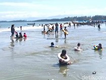 Ada Ubur-ubur, Pantai Tapak Paderi dan Pantai Jakat Bengkulu Tetap Ramai