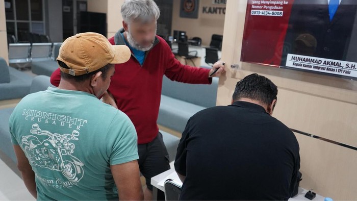 WNA Asal Jerman, Vlad Alexandru Tataru (baju merah) dideportasi gegara penelitian secara ilegal di Taman Nasional Lore Lindu Sulawesi Tengah.