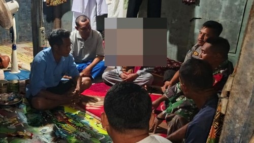 AD kakek 80 tahun (blur) diamankan di rumahnya di Kecamatan Langgudu, Kabupaten Bima, NTB, pada Minggu (22/3/2026) malam, karena nekat mengajak cucunya berhubungan badan. (Dok. Polres Bima Kota).