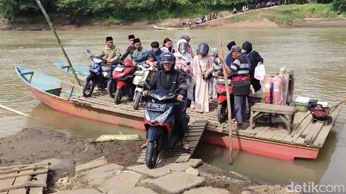 Aktivitas silaturahmi warga di perbatasan Pangandaran, Jabar-Jateng.