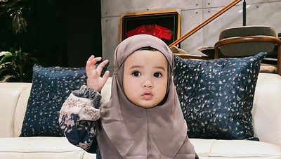 8 Gaya Lucu Anak Selebriti, Nagita Slavina hingga Margin Wieheerm Pakai Hijab