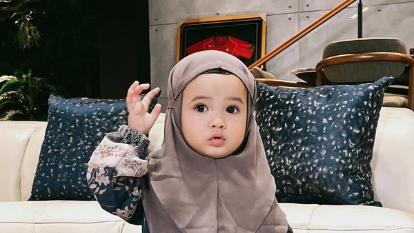 8 Gaya Lucu Anak Selebriti, Nagita Slavina hingga Margin Wieheerm Pakai Hijab