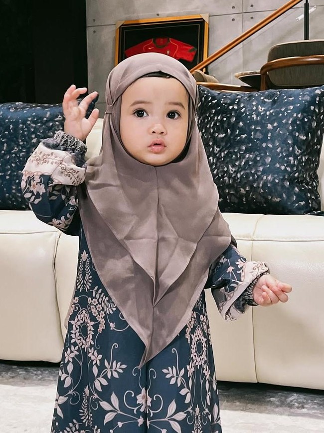 8 Gaya Lucu Anak Selebriti, Nagita Slavina hingga Margin Wieheerm Pakai Hijab