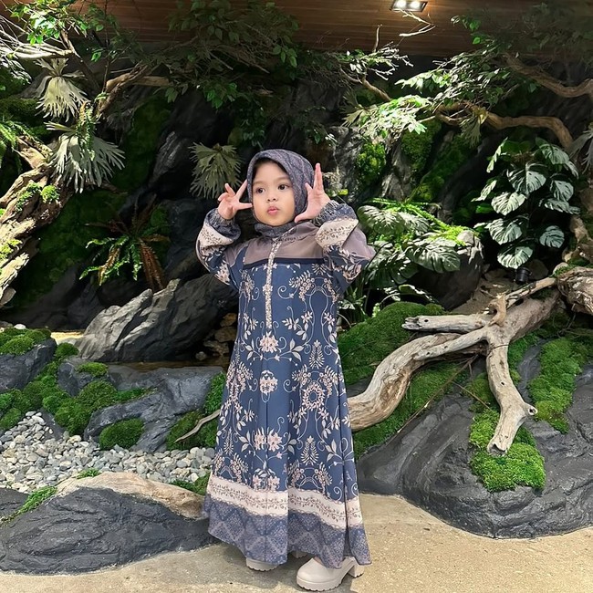 Ameena Hanna Nur Atta, putri pertama dari pasangan Atta Halilintar dan Aurelie Hermansyah, tampil menggemaskan dengan balutan gamis bermotif floral yang dipadukan dengan hijab senada. Foto: Dok. Instagram @attahalilintar, @azuraatta, @ameenaatta, & @aurelie.hermansyah.