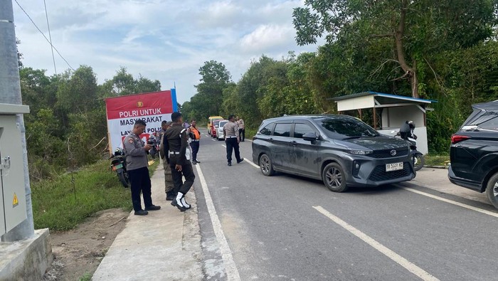 Anggota Polda Sumsel berjaga di tempat wisata selama libur Lebaran